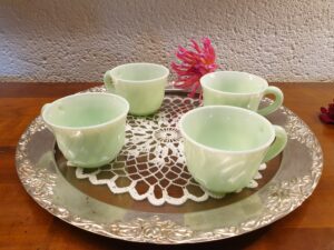 Tasses anciennes en opaline – Image 4