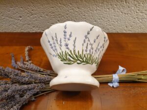 Vase pique-fleurs aux lavandes – Image 5