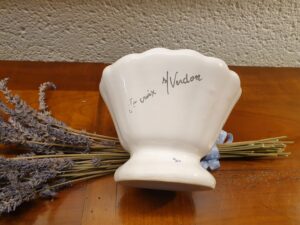Vase pique-fleurs aux lavandes – Image 3