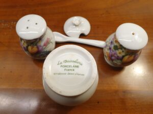 Ménagère ancienne en porcelaine – Image 3