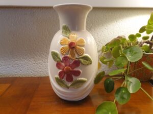 Vase floral ancien en céramique