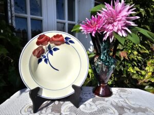 Assiette ancienne aux roses